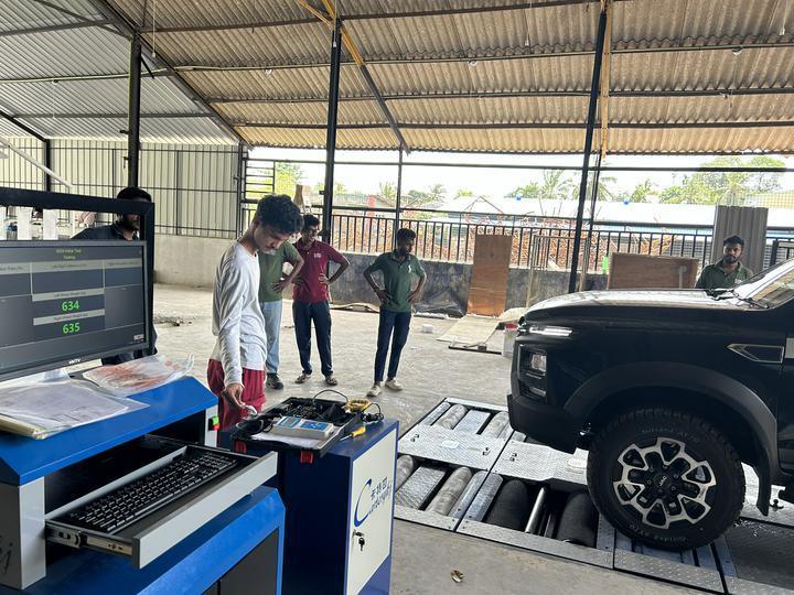 Testatore di freni a rulli 5 in 1 con carico massimo dell'asse di 4000 kg Rulli di levigatura brevettati e computer di controllo industriale