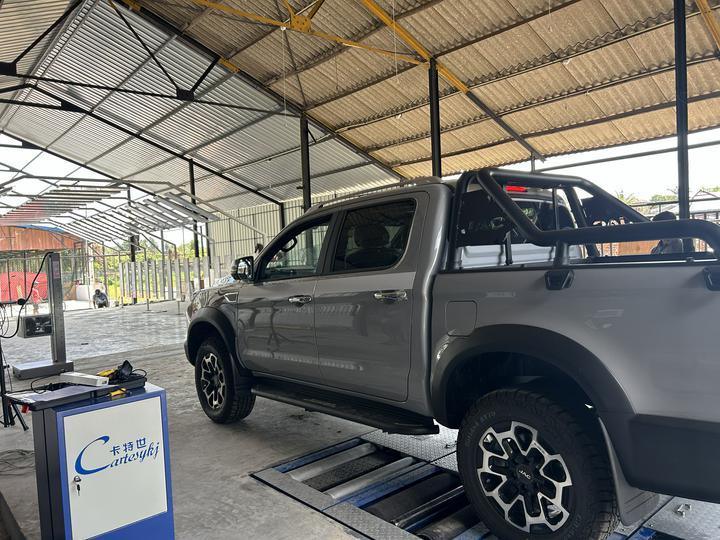 Testatore di freni a rulli 5 in 1 con carico massimo dell'asse di 4000 kg Rulli di levigatura brevettati e computer di controllo industriale