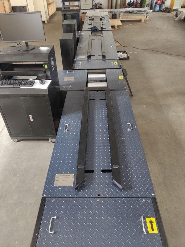 Linea di prova per motociclette a due ruote Forza di frenata, carico dell'asse, velocimetro, pinze, testatore di allineamento delle ruote, fari